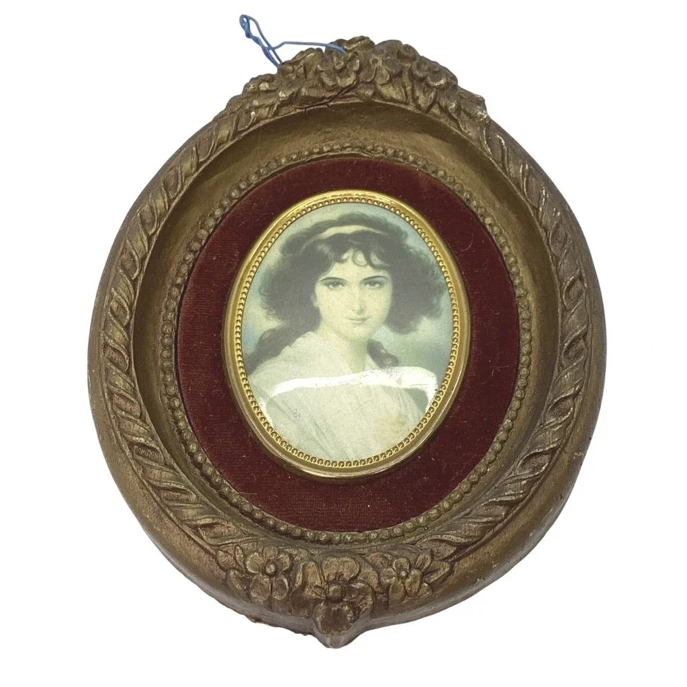 Vintage Victorian‎ Style Oval Miniature Portrait Red Velvet Gold Ornate Frame